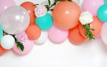 How To Make a DIY Balloon Arch with Fresh Flowers